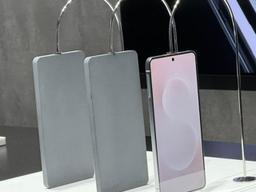 [르포] 삼성, 초슬림 '<strong>엣지</strong>' 깜짝공개…"최신기능 탑재에 이렇게 슬림?"