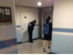 초등학생한테까지도 고개 숙이고 인사해야하는 <strong>경비</strong> 아저씨