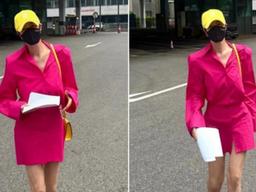 “톱배우, 길에서 보면 이런 느낌 입니다”... 완벽한 비율로 아우라 뽐내는 ‘핫핑크 슈트’ <strong>김혜수</strong>