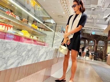 ‘58세 맞아?’ 김희애, 숏팬츠로 드러낸 각선미