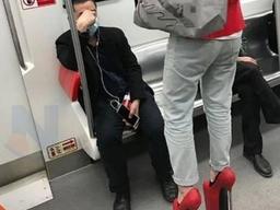 <strong>지하철</strong> 하이힐 빌런 논란.jpg