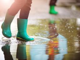 "폭우에 신은 장화, 발 건강 무너뜨릴 수 있다" 장마철 발 건강 위협하는 진짜 이유