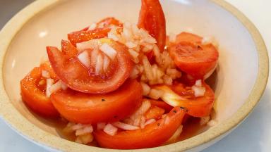 "입맛이 확 돋아나요..." 여름철에 먹기 딱 좋은 '성시경 토마토 샐러드'