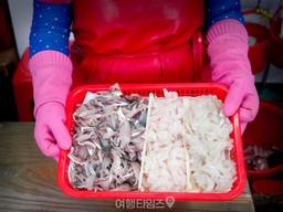 "전어는 가을보다 여름이 진짜예요" 여름 전어를 마음껏 맛볼 수 있는 <strong>식도락</strong> 여행지