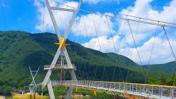 "530m 다리 위에 이런 풍경이?"… 짚와이어·야간조명까지 즐기는 출렁다리 명소