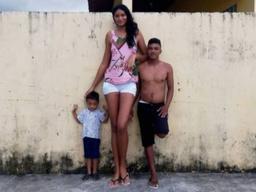 "키 차이 무려 45cm"..207cm 여성과 162cm 남성의 사연 화제