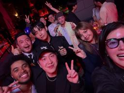 “뷔가 김밥 들고 무표정”…리사 옆 ‘케데헌’ 실사판?