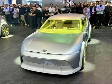 뮌헨 물들인 형광빛 해치백…현대차 소형 EV '콘셉트 쓰리' 첫 공개