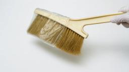 빗자루에 "이것"을 씌워 보세요... 머리카락 없애는데 5분도 안 걸립니다