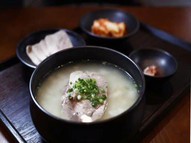 뉴욕 홀린 ‘옥동식’, 고정관념 깬 ‘칠흑’…돼지곰탕의 도발