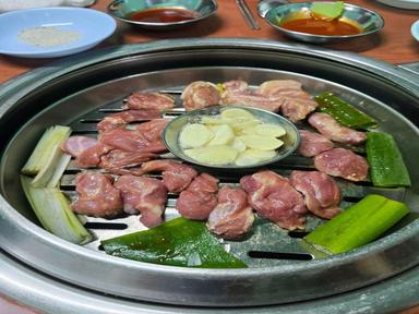 ‘어두육미’ 통설 뒤집은 뽈살… 짙은 불향에 착한 가격은 덤