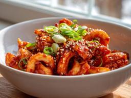 가을 제철 재료로 딱이다...오징어와 <strong>삼겹살</strong>의 조합이 만든 역대급 밥도둑