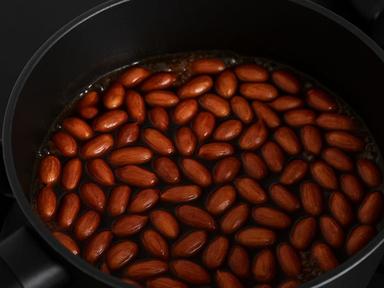 불 한 끗 차이로 갈린다...반찬가게보다 맛있다는 '땅콩조림 비법'