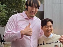 가냘픈(?) 이정재 <strong>어깨</strong>에 손 올린 최홍만... “부러지는 거 아냐?” 우려 쏟아져