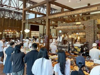 'MZ 핫플로 2000억 신화' 런던베이글, 20대 직원 과로사 의혹 '파장'…불매 움직임까지