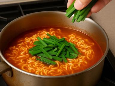 "라면 끓일 때 한 줌만 넣어보세요"...딱 100g만 넣어도 나트륨 배출된다는 '이 채소'