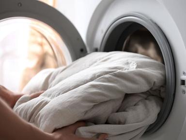 뭉치고 냄새나는 이유 있었다...세탁 전문가가 밝힌 '진짜 이불 빨래법'