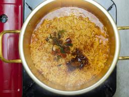 '이렇게 하는 사람 엄청 많을 텐데..' <strong>건강</strong>에 매우 치명적, 의외로 라면 끓일 때 사용하면 안 된다는 물 종류