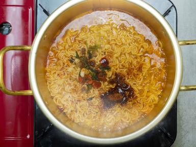 '이렇게 하는 사람 엄청 많을 텐데..' 건강에 매우 치명적, 의외로 라면 끓일 때 사용하면 안 된다는 물 종류