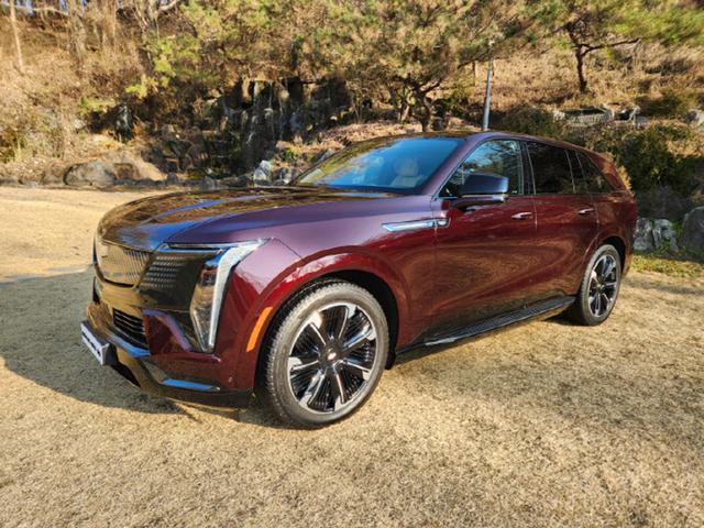 "럭셔리 탱크 나가신다"…에스컬레이드IQ '손 놓고' 달렸다 [타봤어요]