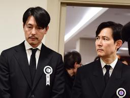 이정재·정우성, 故안성기 빈소 지켰다..아들들과 상주 역할