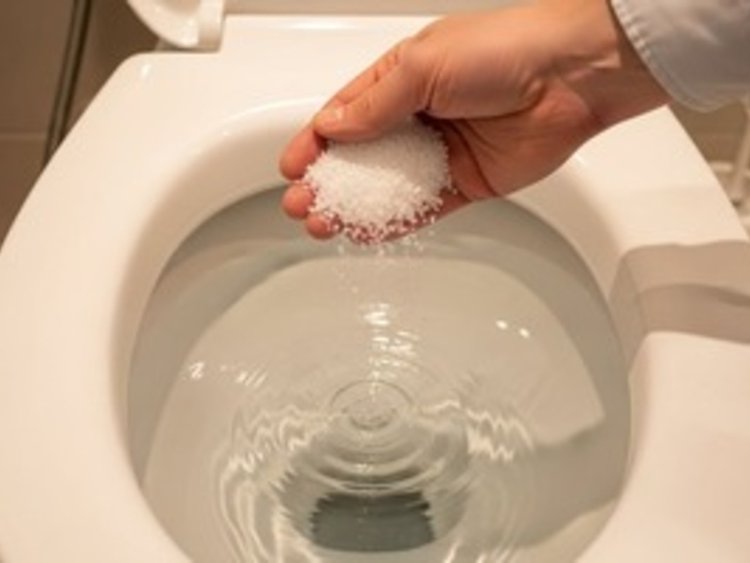 소금을 변기에 넣는다고...?<br>뜻밖의 소금 활용법 6가지