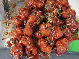 '두 개 모두 닭 튀겨낸 요리인데..' 겉보기엔 비슷한데 엄연히 다른 양념치킨 vs 닭강정, 결정적인 차이점